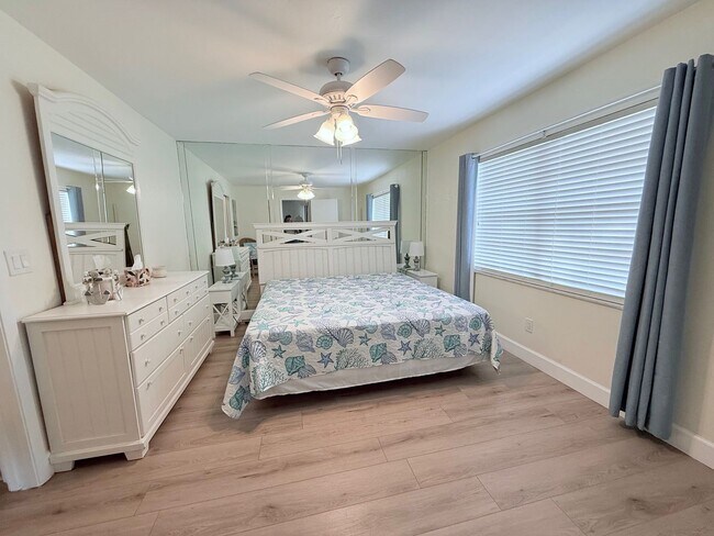Building Photo - Beautifully Updated & Furnished 2-Bed/2-Ba...