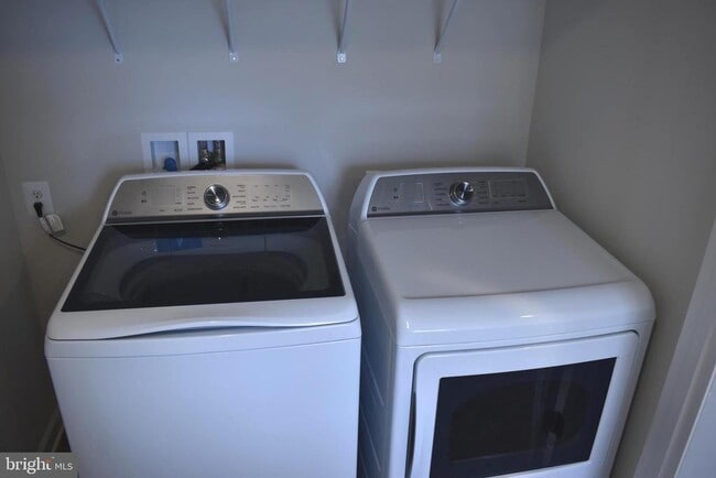 Building Photo - 216 Swan Fld Ave