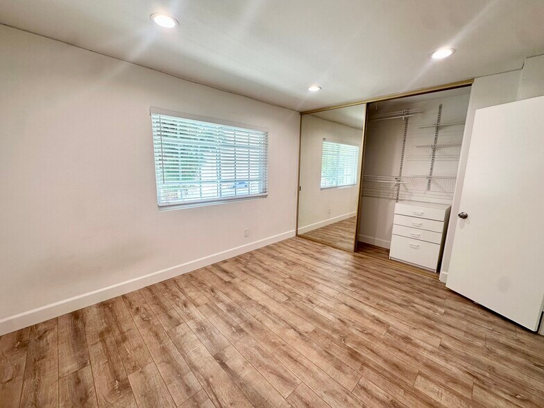 Building Photo - 5538 Las Virgenes Rd