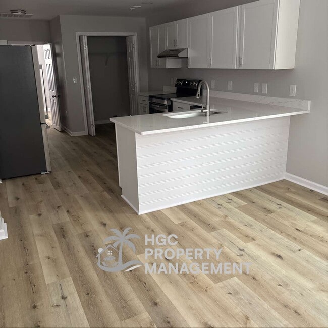 Building Photo - 827 Moore St