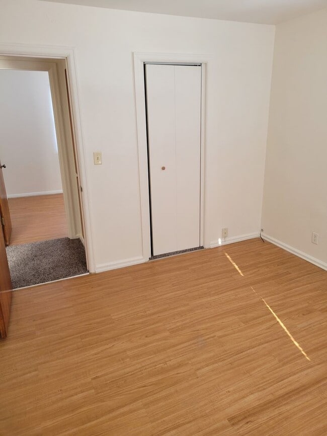 Building Photo - Quaint 2 Bedroom 1 bath home in south Toledo!