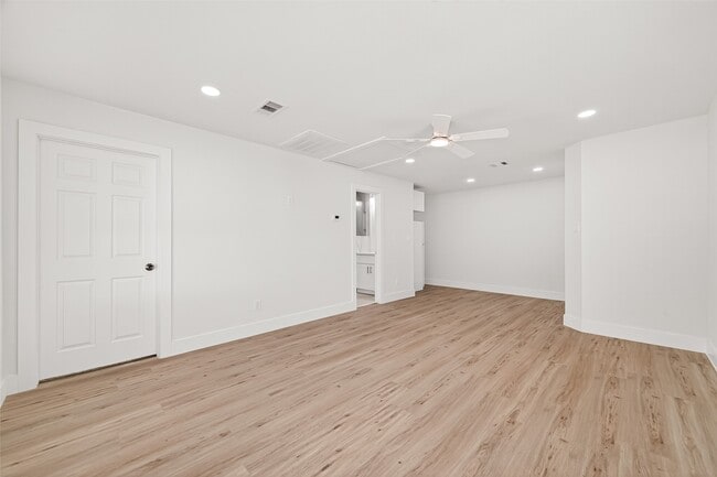 Building Photo - 6615 W Montgomery Rd