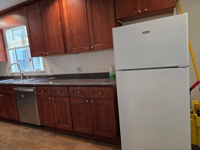 Building Photo - No Brokers Fee, In-Unit Laundry, Eat-in Kitchen, Large bedrooms, 3 Full Bathrooms