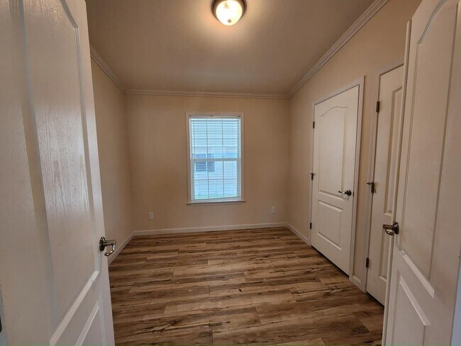 Building Photo - 215 Caviller Ct