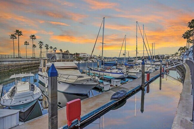 Building Photo - Stunning Condo on the Bay
