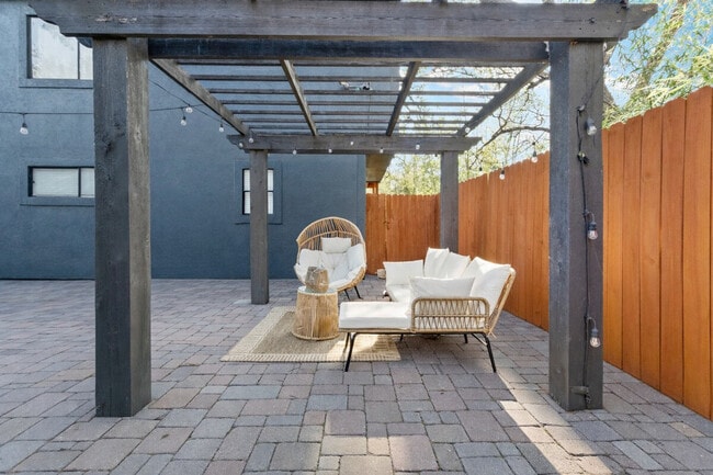 Building Photo - 800 S 1st St