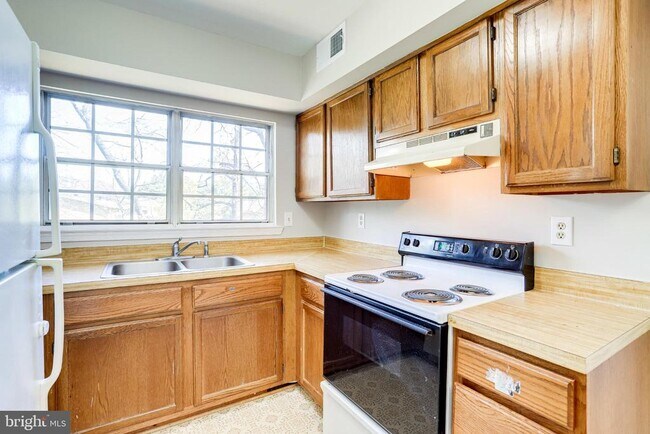 Building Photo - 7758 New Providence Dr