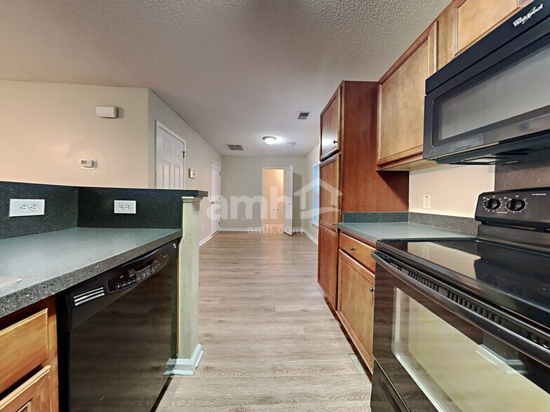 Building Photo - 8788 Red Oak Dr