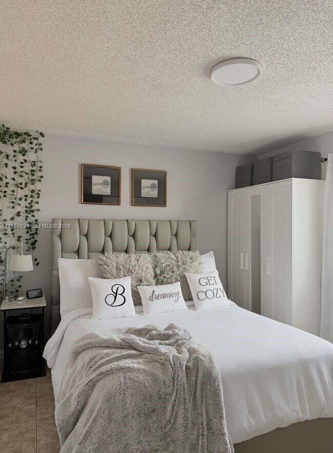 Building Photo - 10017 W Okeechobee Rd