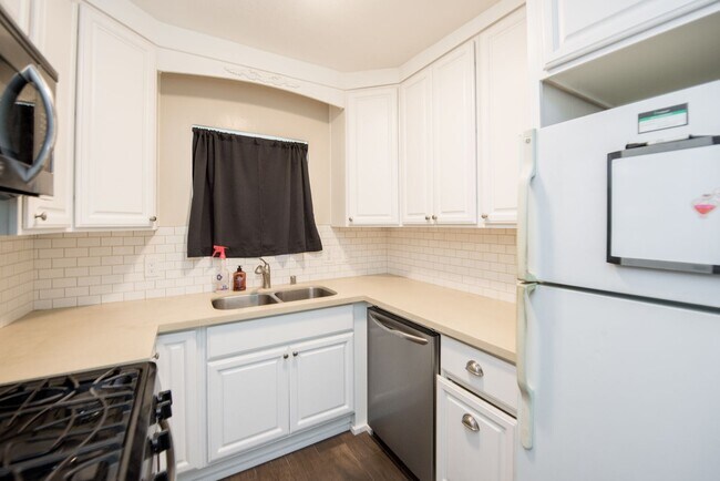 Building Photo - One Bed One Bath