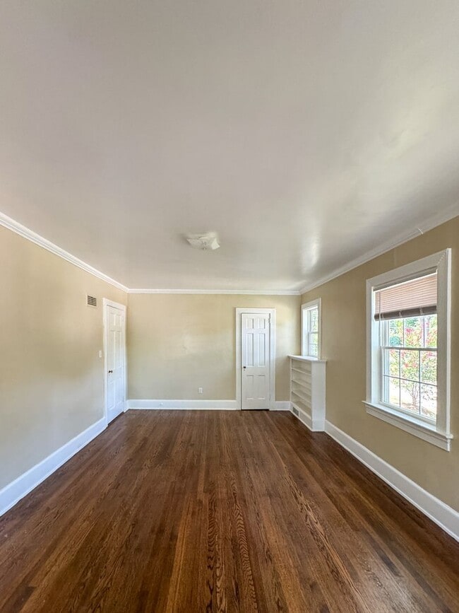 Building Photo - 512 1/2 Westmont Drive