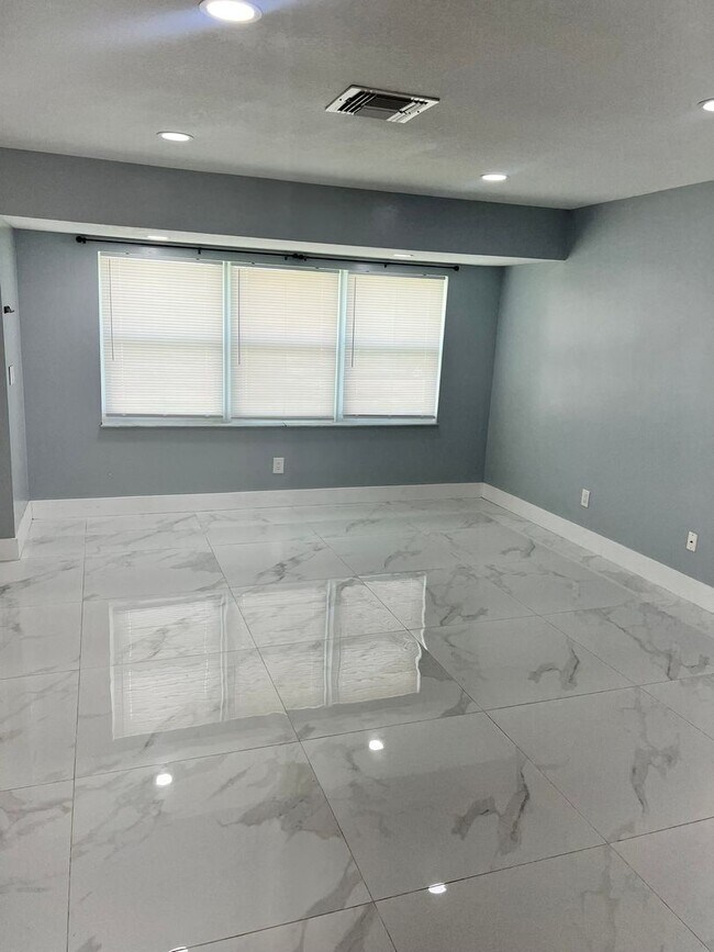 Building Photo - NEWLY RENOVATED 3 BEDROOM 2 BATH HOME- TIL...