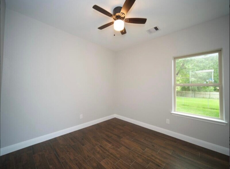 Bedroom 2 - 4822 Falls St