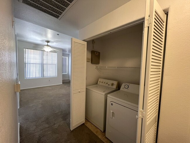 Building Photo - 3 Bedroom Condo with 1 Car Garage