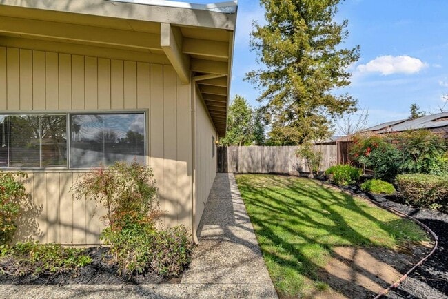 Building Photo - Affordable 2bed/2bath in South Woodland