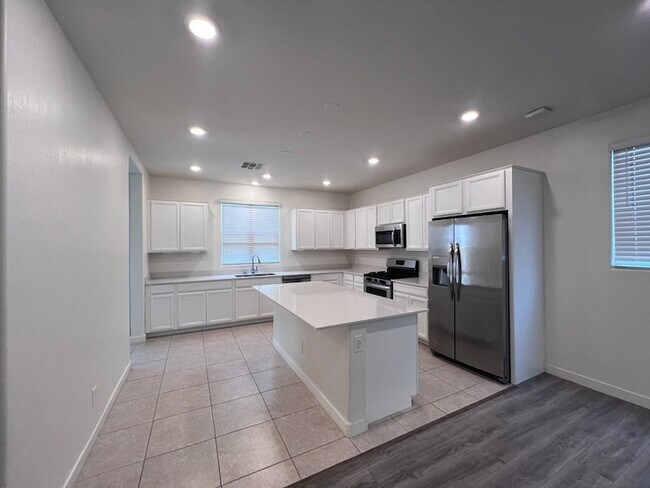 Building Photo - 1152 E Newland Dr