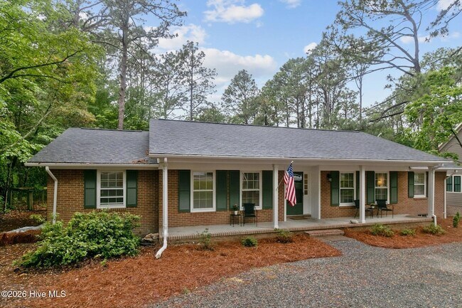 Building Photo - 450 Crestview Rd