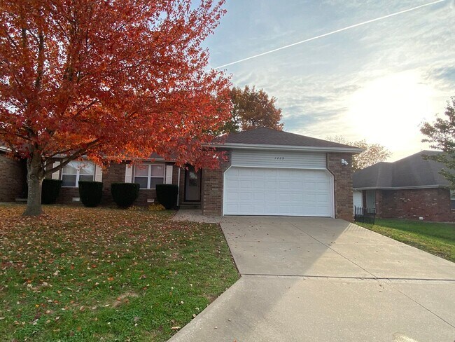 Building Photo - 1231-1231 Bluegrass Rd