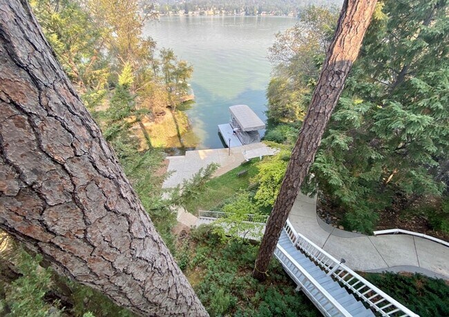 Building Photo - Lake Front Furnished Home, 3 bed, 4 bath i...