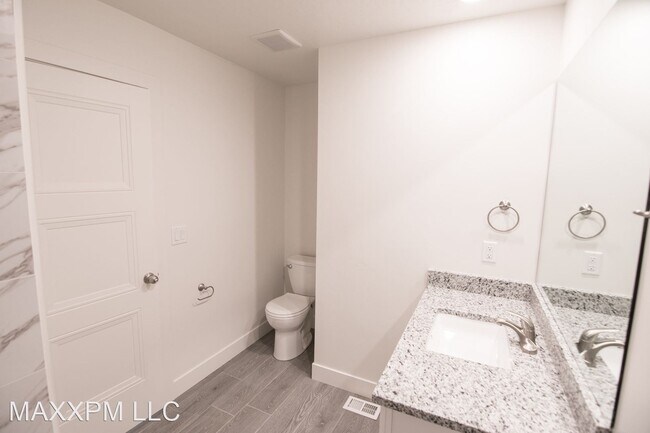 Building Photo - 5 br, 3.5 bath House - 151 W Harvest Villa...