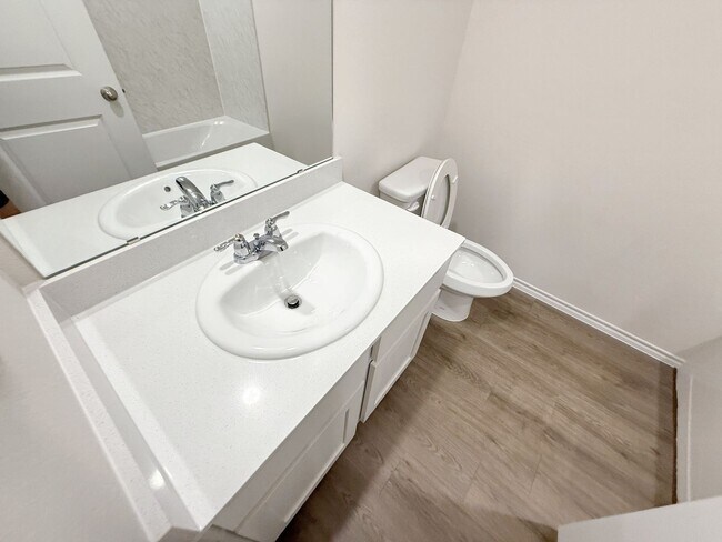 Building Photo - 4/2 in Sweetwater Springs Community, Sherman
