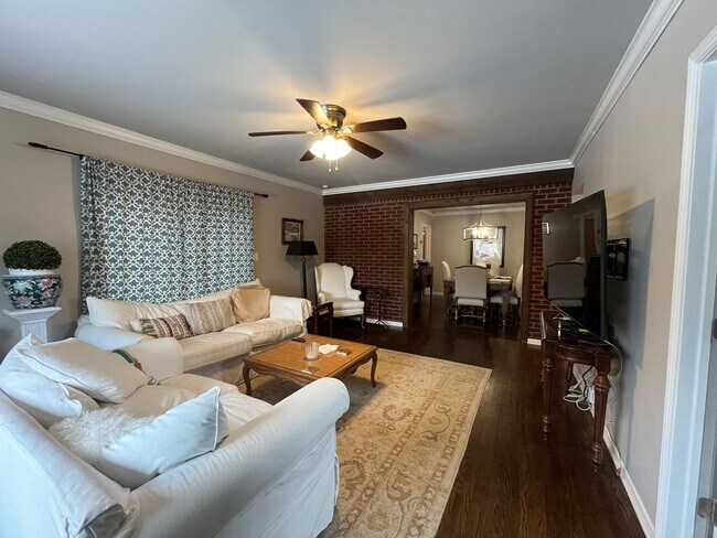 Building Photo - Beautifully renovated Midtown charmer