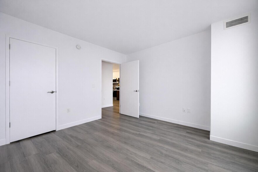 Building Photo - 1524 Sheepshead Bay Rd