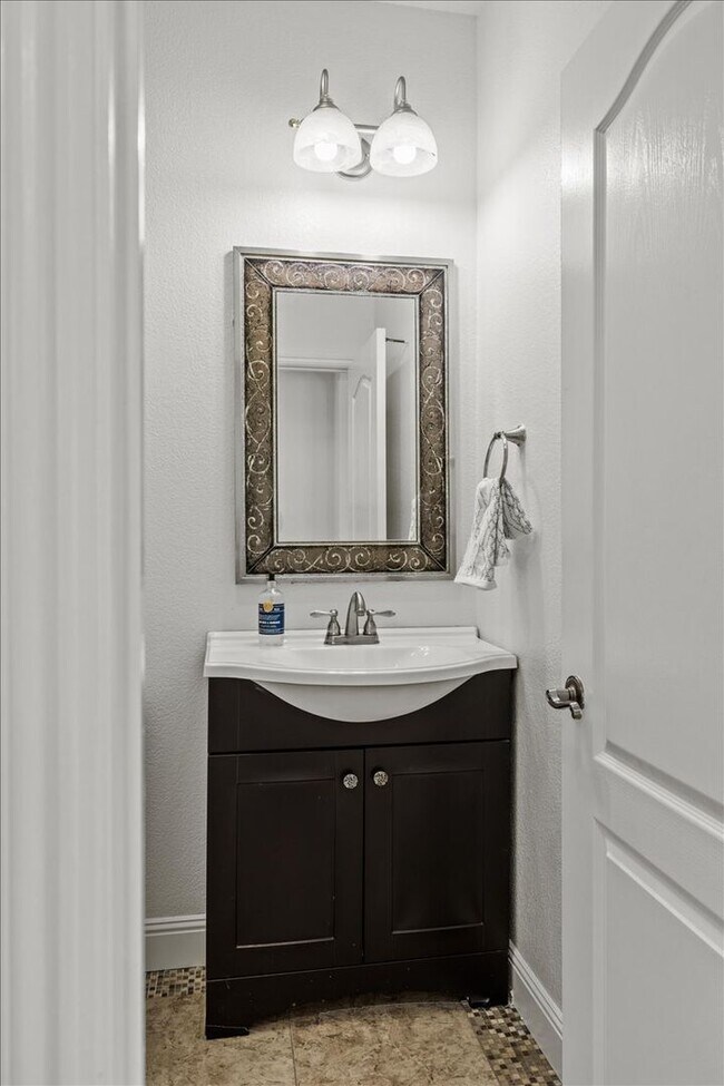 Building Photo - Elegant & Spacious 4 Bedroom Home Near Fol...