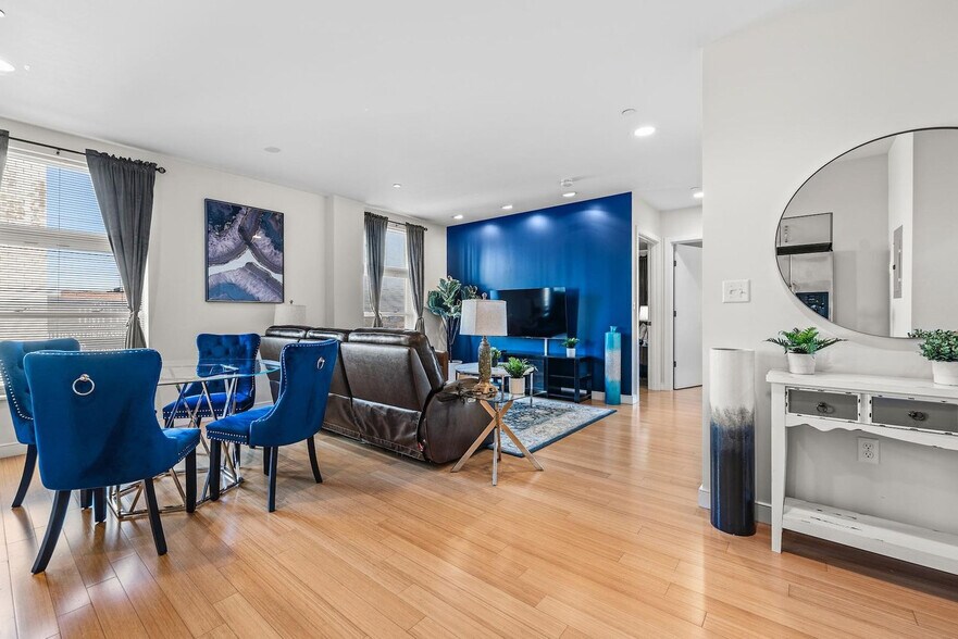 Building Photo - 601 Albany St