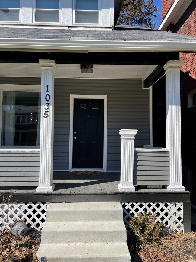 Building Photo - Great 2 BR with detached 2-car garage