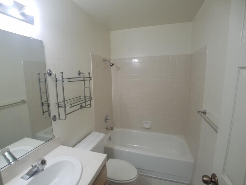 Building Photo - Prime Location Richmond Marina Townhouse