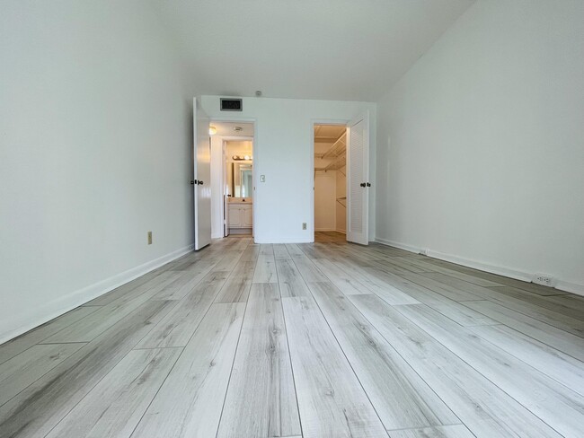 Building Photo - 333 Farnham P
