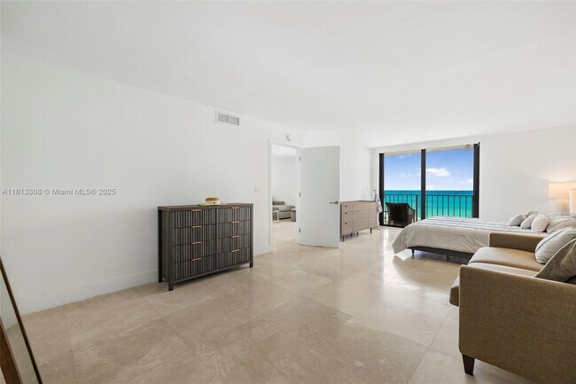Building Photo - 2625 Collins Ave
