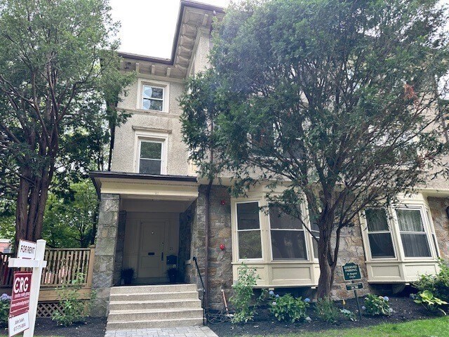 Primary Photo - 21 Regent Cir