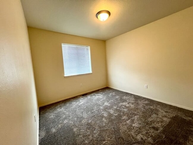 Building Photo - Lovely Single Level 3 Bedroom home in Redmond!