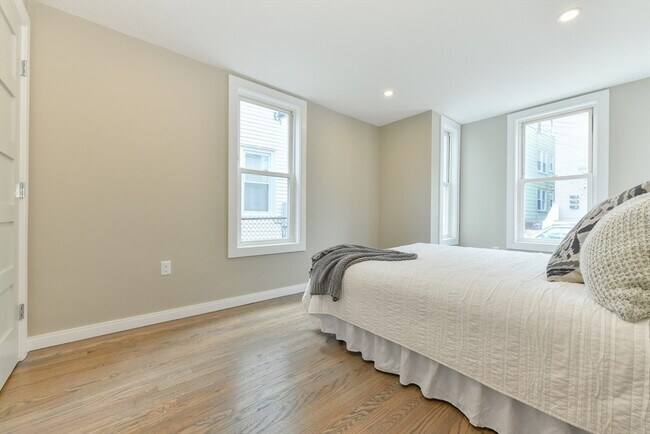 Building Photo - 14-16-16 Newport St