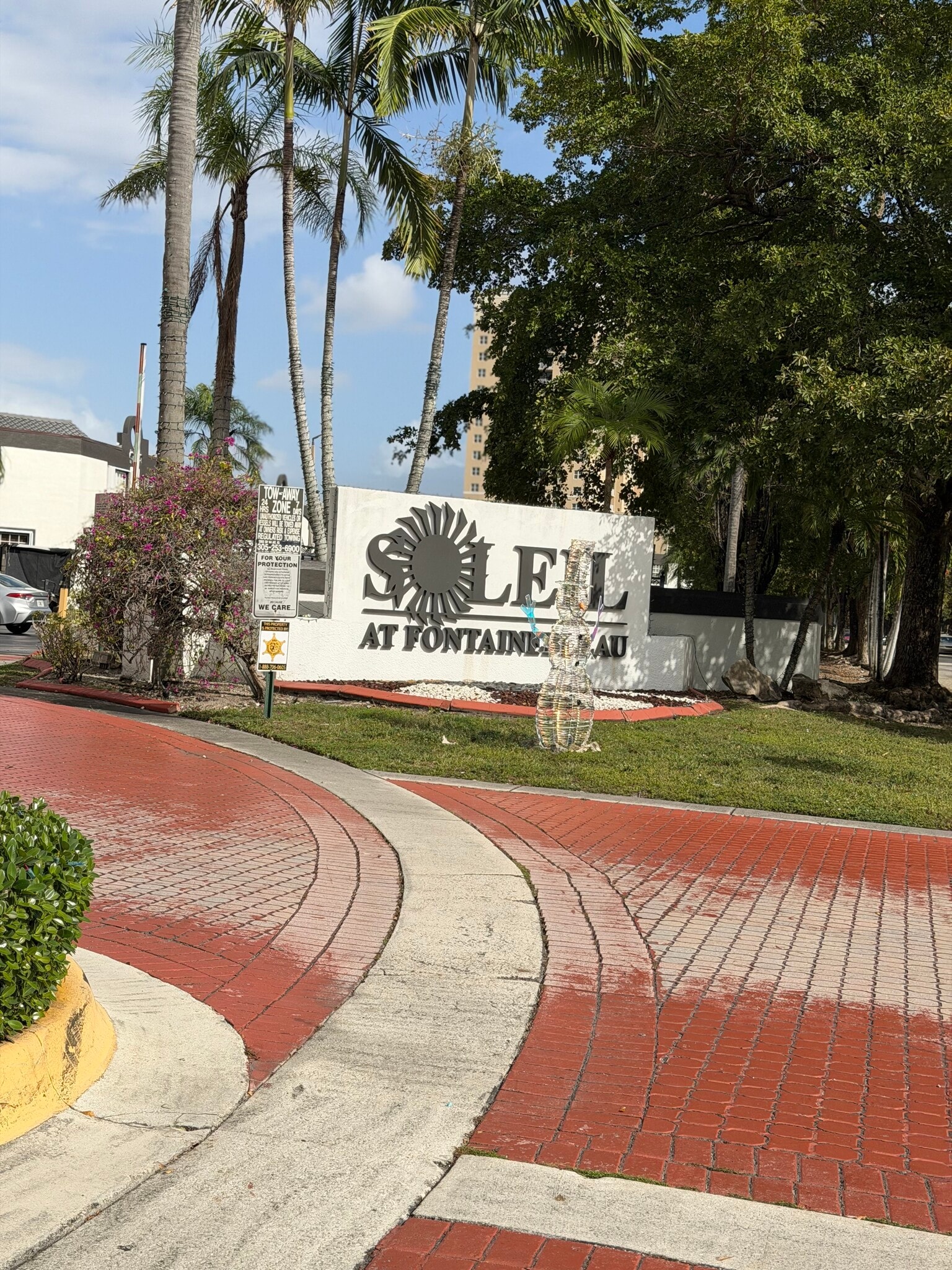 Building Photo - 9711 Fontainebleau Blvd