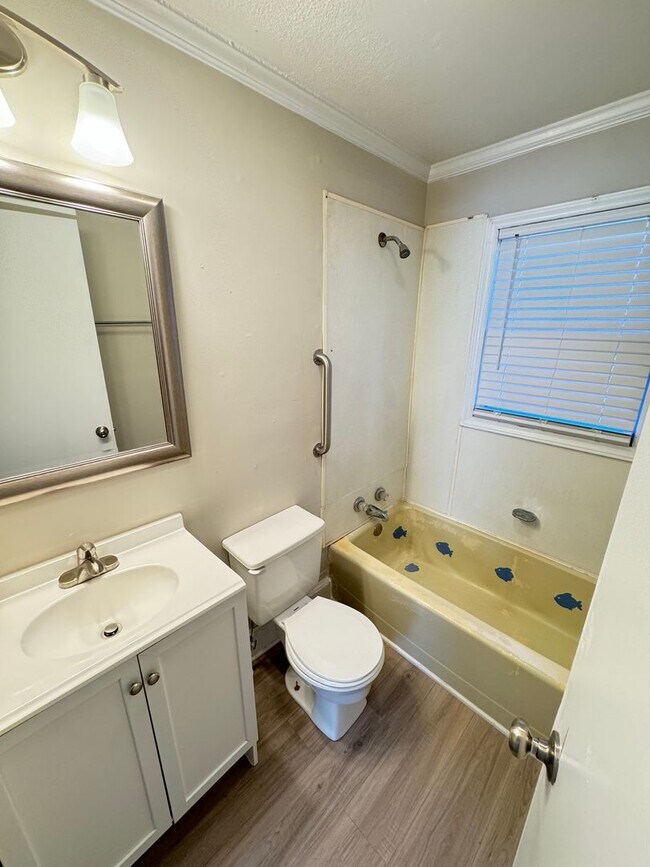 Building Photo - Shady Circle