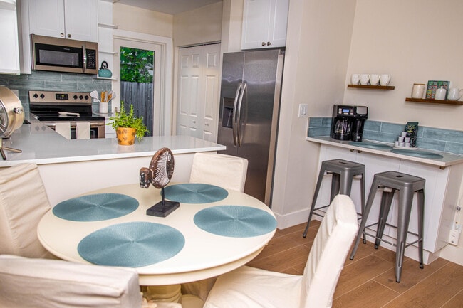 Building Photo - 1433 NE 23rd St