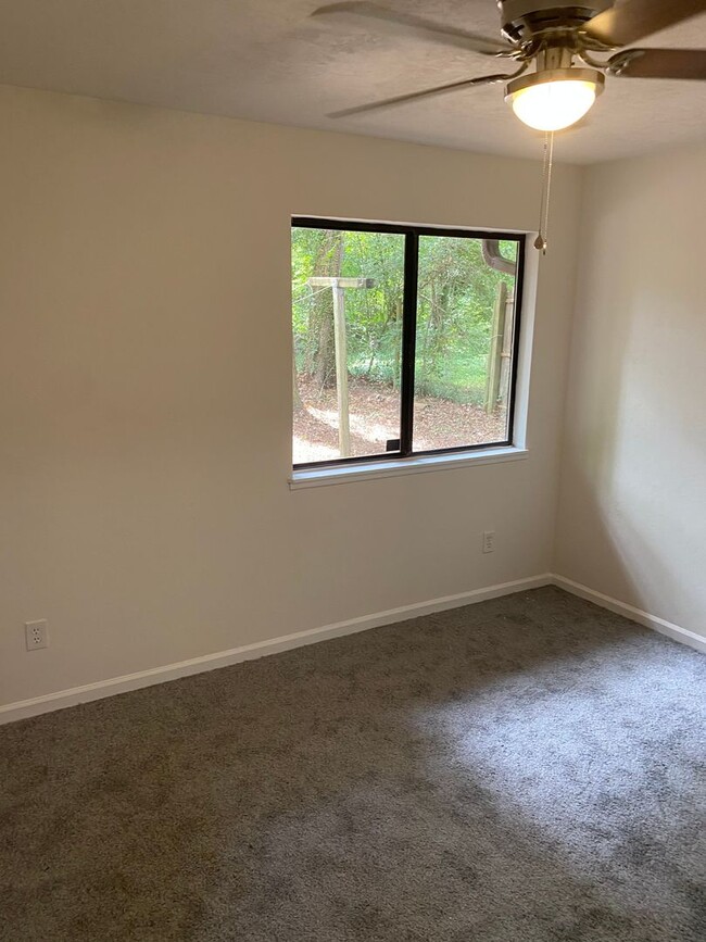 Building Photo - Recently Remodeled 2 Bedroom 1 Bathroom Du...