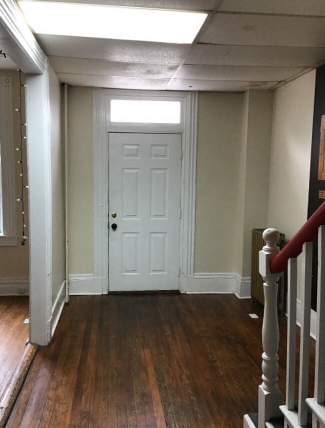 Building Photo - Perfect for college students, but great for others too!