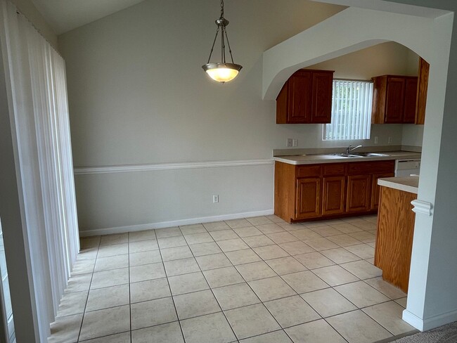 Building Photo - Shelby Twp 2-bedroom, 2-bath condo-style w...