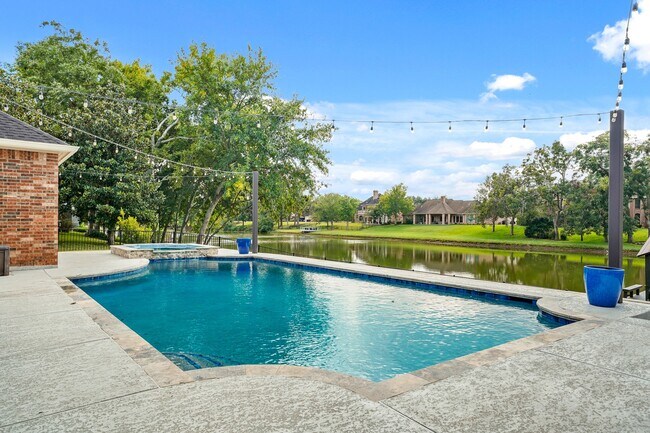 Building Photo - 4703 Oxbow Cir W