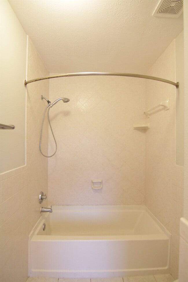 Building Photo - 8230 Golf Green Cir