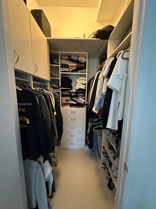 Building Photo - 19900 E Country Club Dr