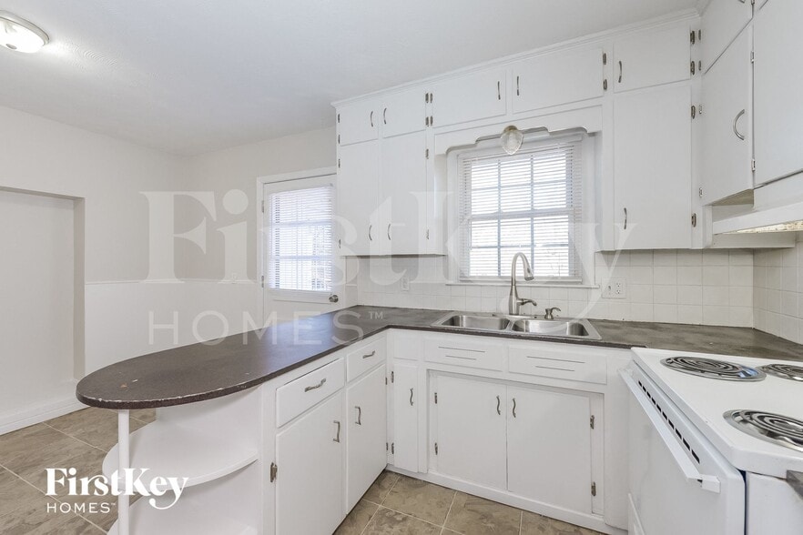 Building Photo - 7600 E 70th Terrace