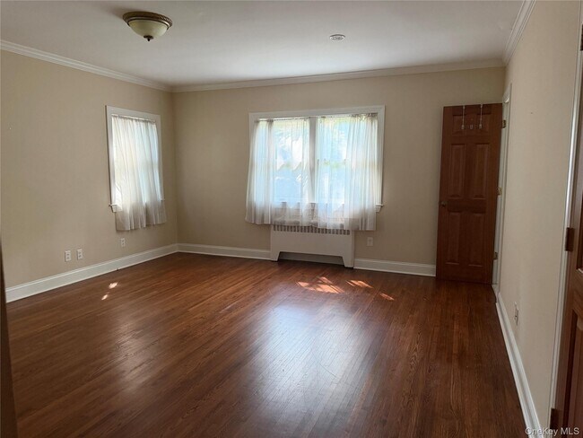 Building Photo - 60 Oaktree Ln