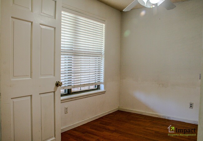 Building Photo - 8586 E Lakeview Dr