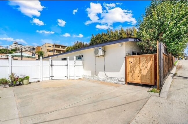 Building Photo - 5515 Lauretta St