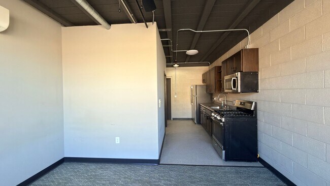 Building Photo - Studio Flat Downtown